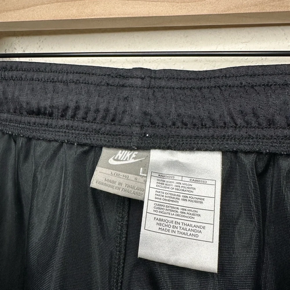 Nike Black & Purple Gym Shorts Size Large - Picture 3 of 3